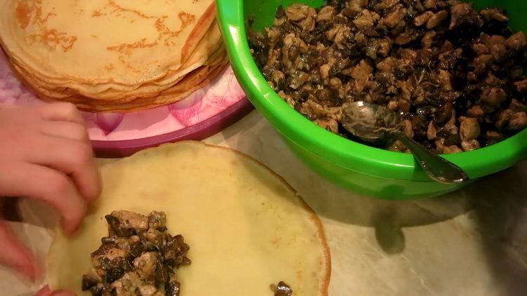 To prepare the dish, put the minced meat on the pancakes
