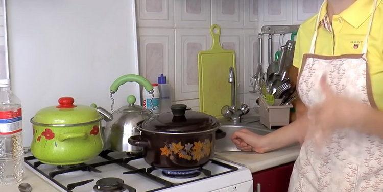 Para cocinar remolachas, prepare los platos.