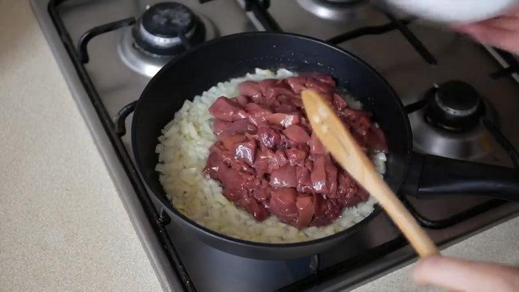 Freír el hígado para cocinar.