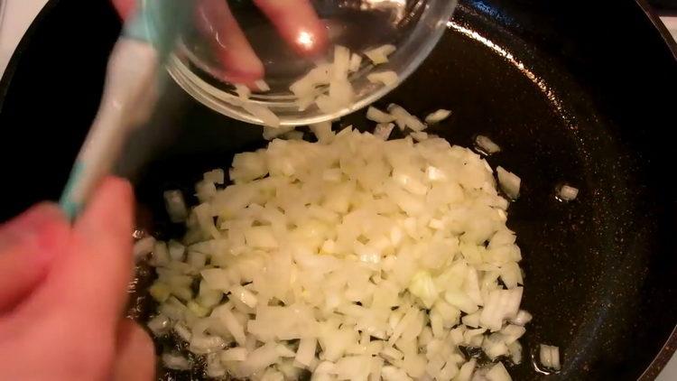 Tostadas, freír las cebollas