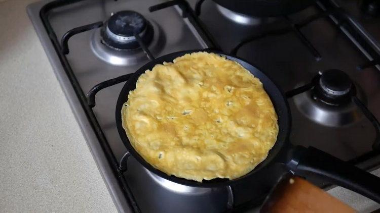 Fry the eggs to cook.