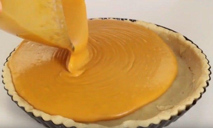 We remove the weights and pour the pumpkin filling on the base for the pie.