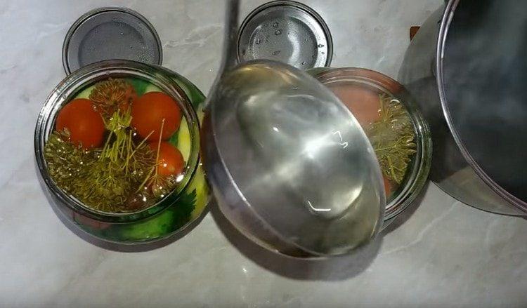 Pour the vegetables with boiling water.