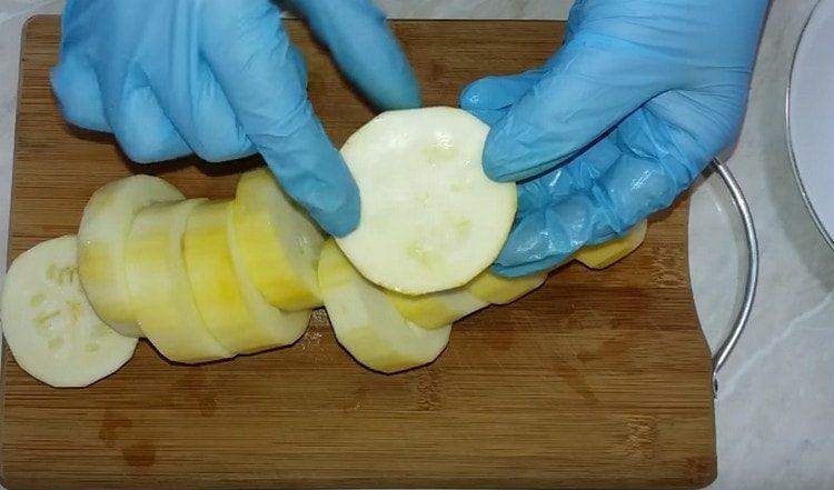 Peel the zucchini and cut into circles.