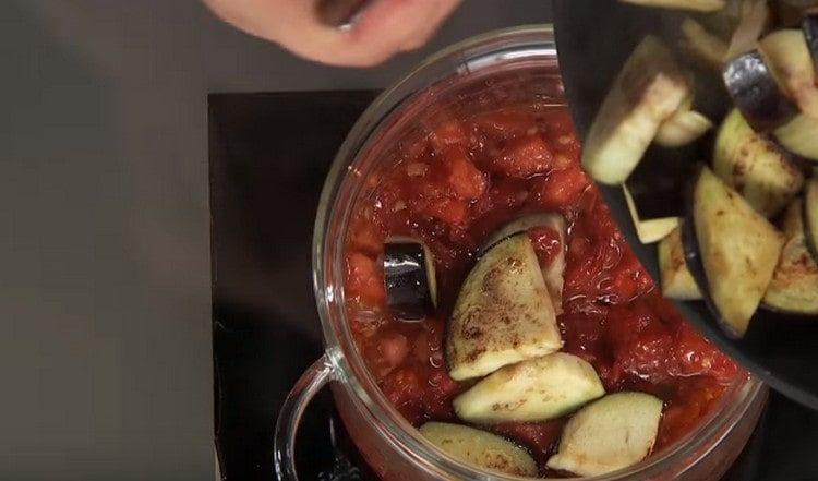 Pon la berenjena frita en la masa de tomate.