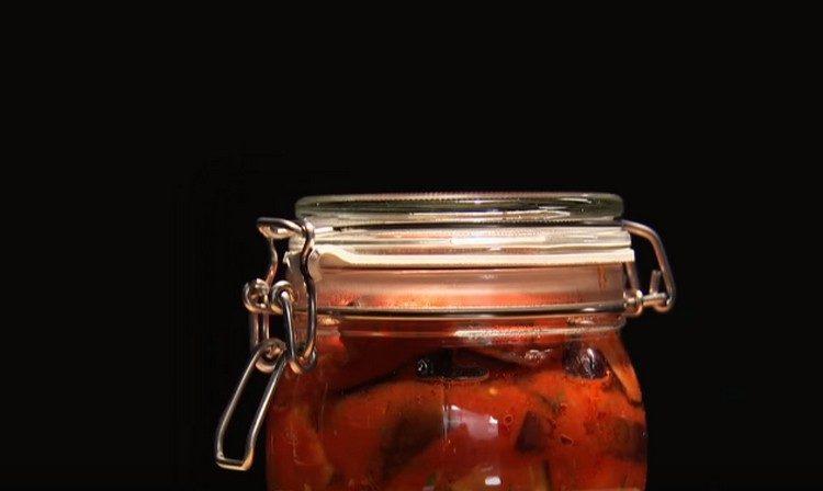 Les aubergines préparées selon cette recette sont parfaitement conservées dans une sauce tomate.