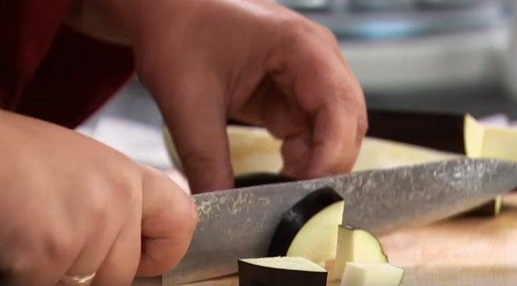 Nakrájajte baklažán na štvrtinové krúžky.