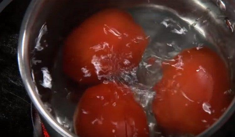 We spread the tomatoes in boiling water.