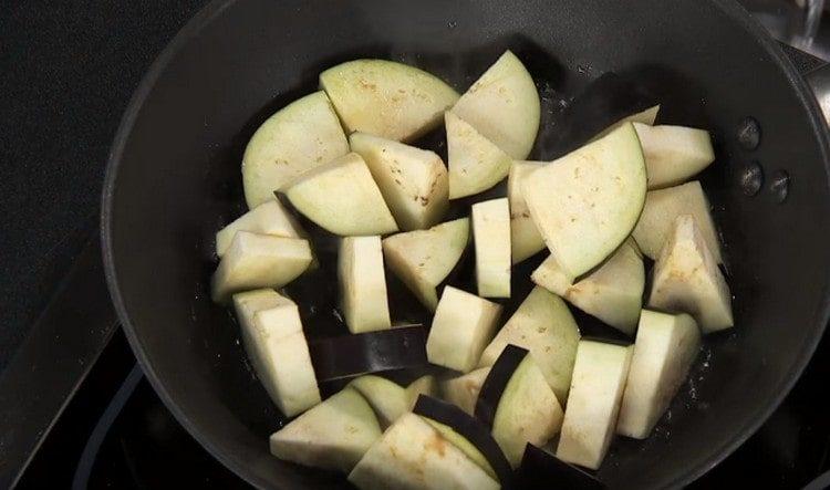 We lay the eggplant in a pan with vegetable oil.