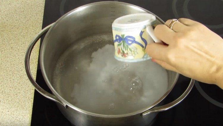 Bring the water to a boil in a saucepan, add salt.