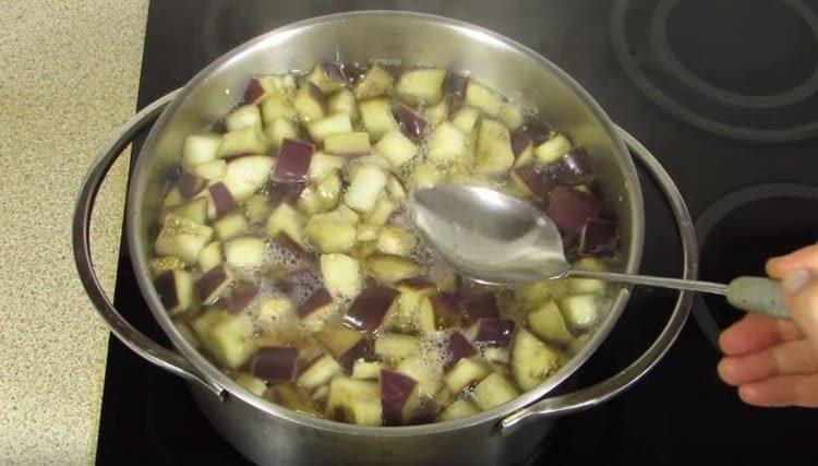 mettre les aubergines dans l'eau et cuire jusqu'à tendreté.