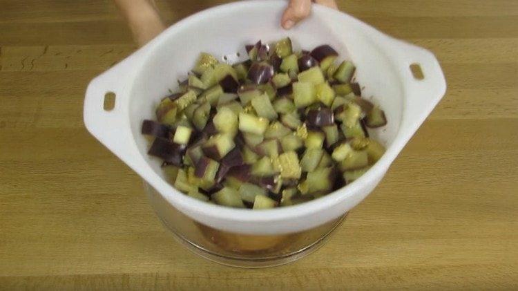 Throw eggplant in a colander.