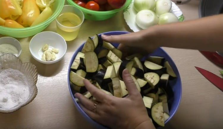 Salar las verduras y mezclar.
