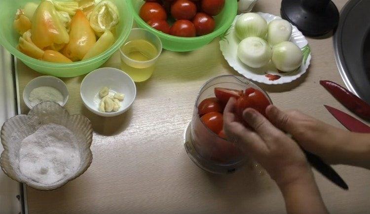 Nous coupons les tomates et les étalons dans le bol du blender.