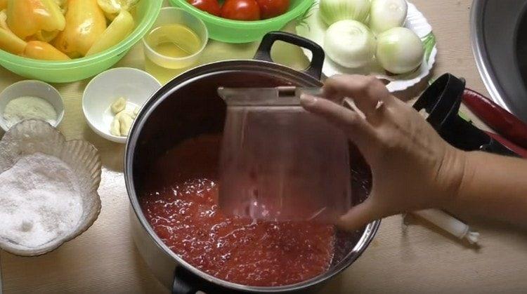 La masa de tomate se puede transferir inmediatamente a la sartén.