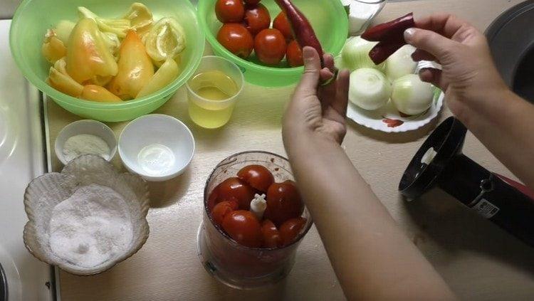 Avec les tomates, nous broyons également l'ail et les piments.