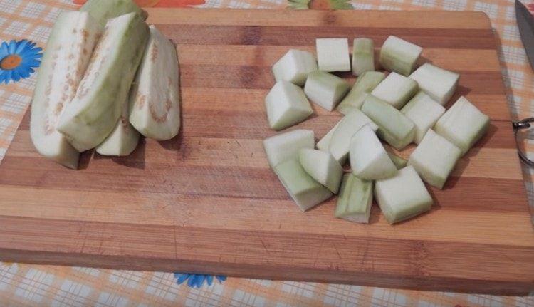 Pela la berenjena y córtala en un cubo.