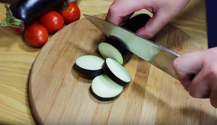 Couper les aubergines en cercles.