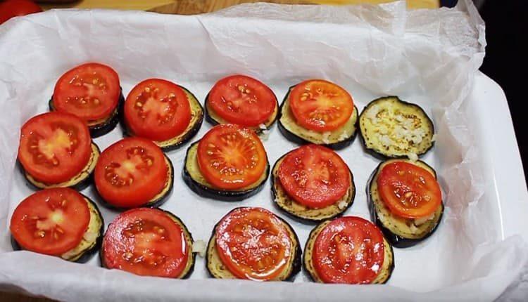 Sur chaque tranche de tranches d'aubergines, étalez un cercle de tomates.