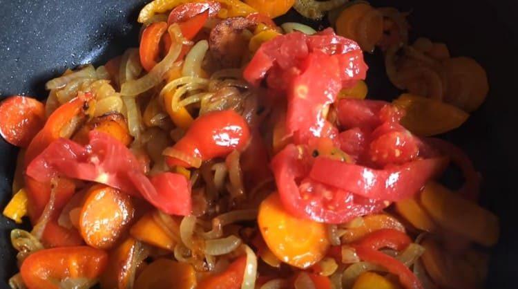 Pelez les tomates de la peau et étalez-les dans la casserole pour les légumes.