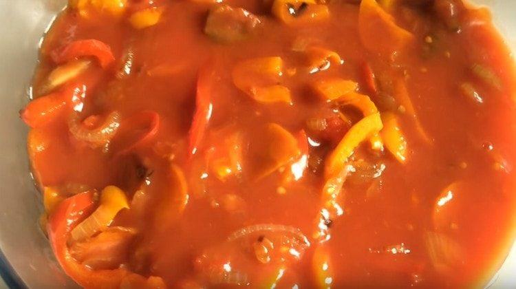 Versez tous les légumes avec le jus de tomate, le sel et laissez mijoter à feu doux.