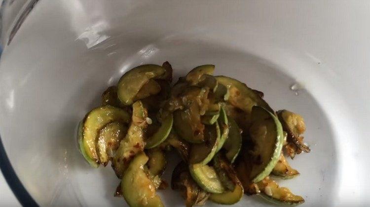 We transfer the fried zucchini into a capacious pan.