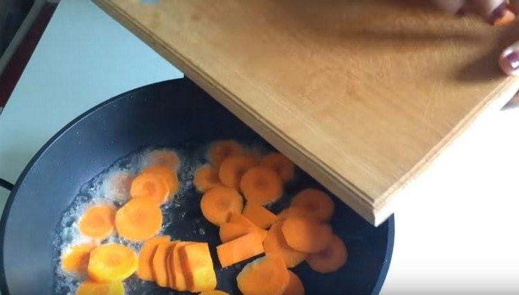 picar las zanahorias y freírlas en una sartén.