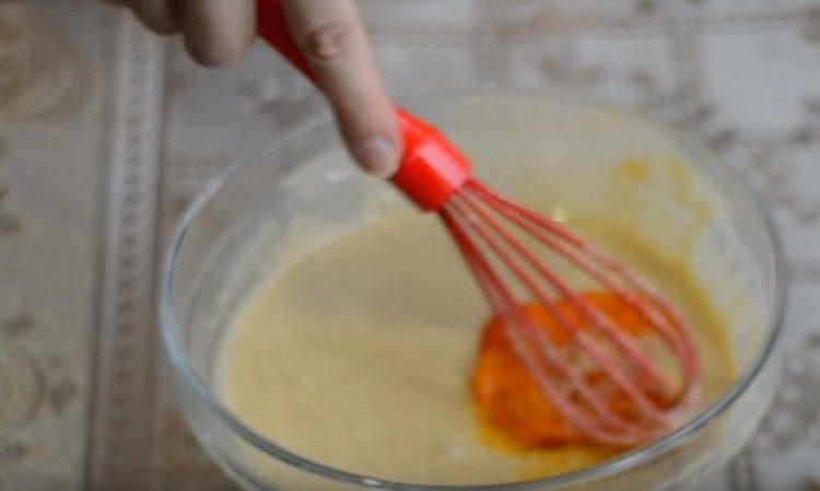 Dans la pâte finie, étalez la purée de citrouille et mélangez.
