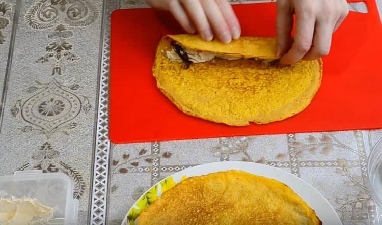 Ajoutez quelques dattes au caillé et transformez la crêpe en rouleau.