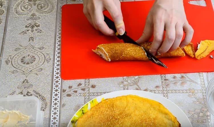 Coupez les bords inégaux de la crêpe, coupez-la en deux.