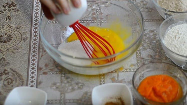 Umutite jaje šlagom, dodajte mu sol, šećer i vanilin šećer.