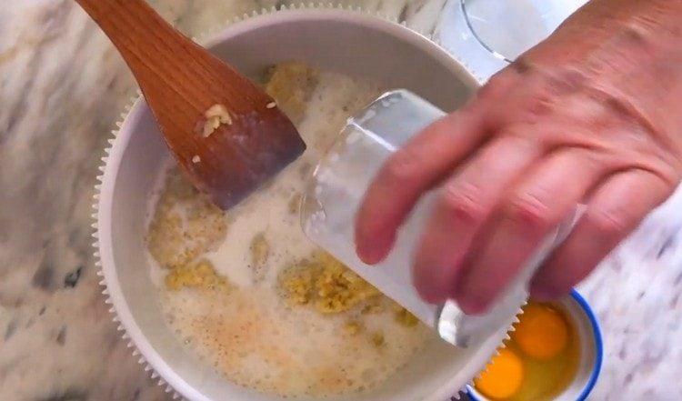 Ajouter le lait à la bouillie