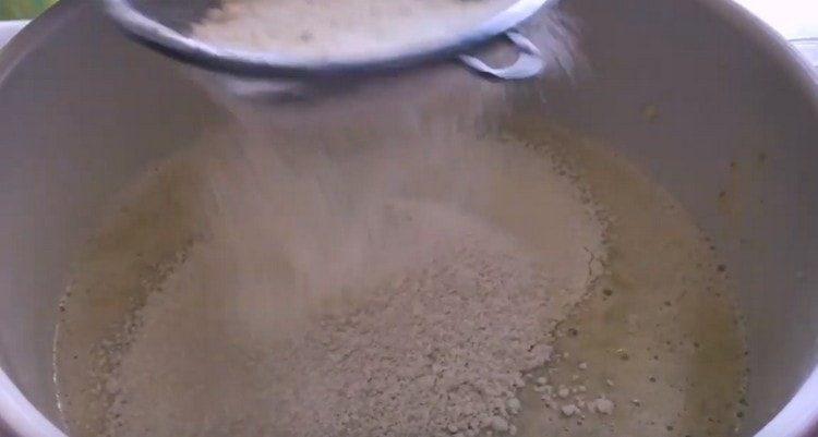 Tamizar la harina en la masa.