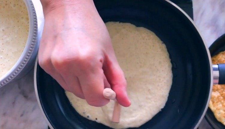 Pour the dough into the pan, form a pancake.