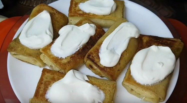 Al servir panqueques con hígado de pollo, puede engrasar con crema agria.