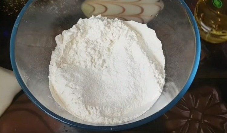 Tamiser la farine pour faire des crêpes.