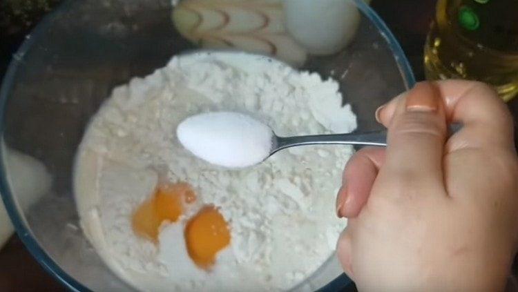 We beat the eggs into the flour, add milk, salt, vegetable oil.