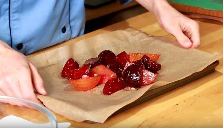 We spread the beet slices on a baking sheet covered with parchment.