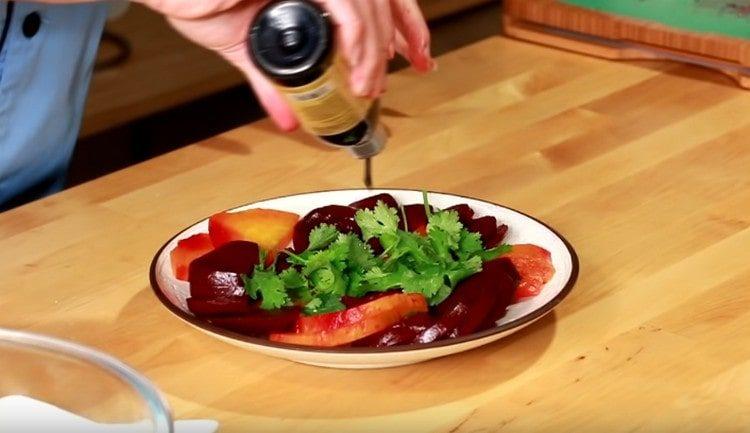 In the center of the dish we spread parsley or lettuce, add balsamic vinegar.