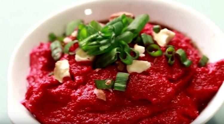 Such a beetroot dish can be decorated with chopped greens.