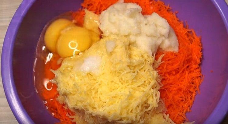Agregue los huevos y mezcle la masa vegetal.