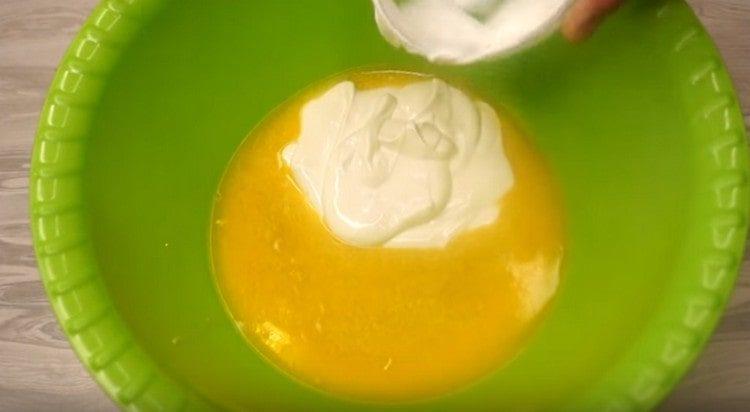Mélanger le beurre fondu avec la crème sure.