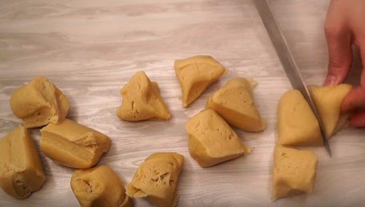 Divisez la pâte en 12 morceaux.