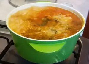 Cocinar una deliciosa y satisfactoria sopa de remolacha sin remolacha de acuerdo con una receta paso a paso con una foto.