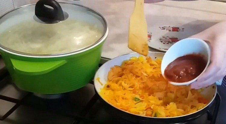 Agregue la pasta de tomate al asado.