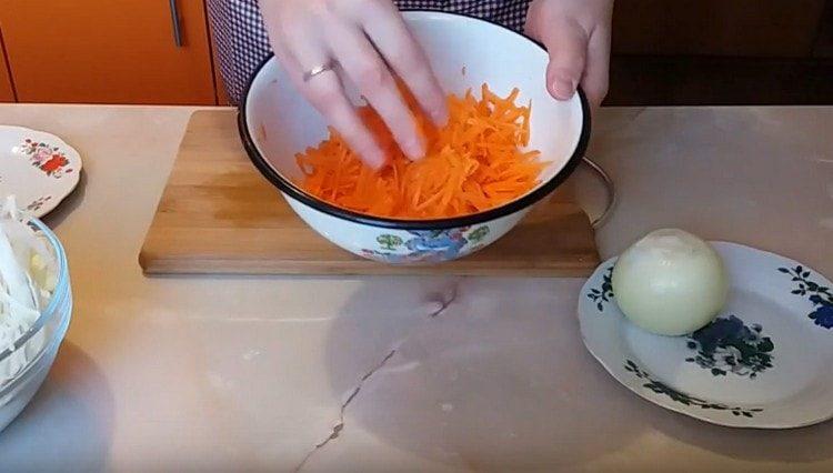 grate carrots on a coarse grater.