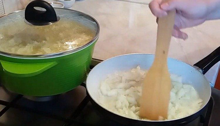 Faire revenir l'oignon dans l'huile végétale.