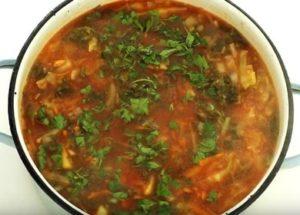 Cocina un delicioso borsch de repollo fresco de acuerdo con una receta simple paso a paso con una foto.