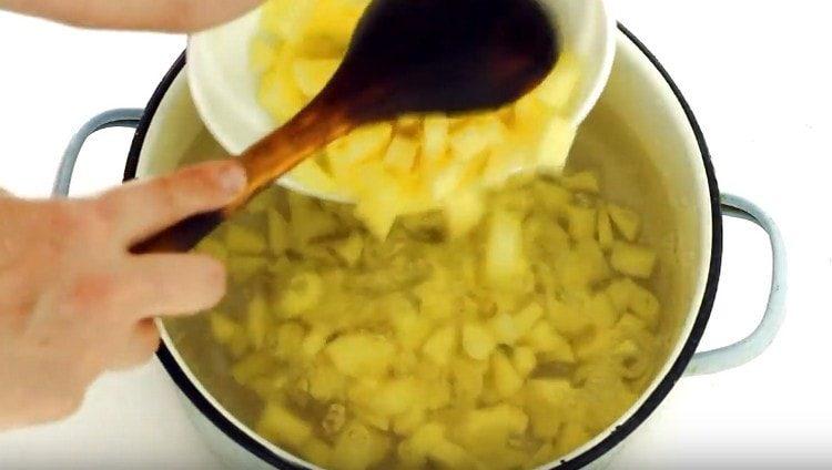 couper les pommes de terre en tranches et les mettre dans l'eau bouillante.