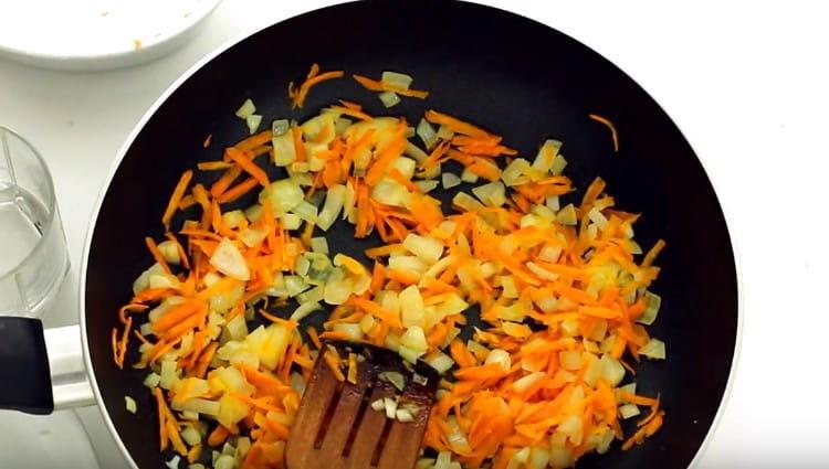 passer les oignons et les carottes hachés dans une casserole.